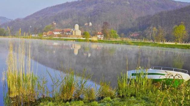 Jezero u kompleksu Sisevac terme