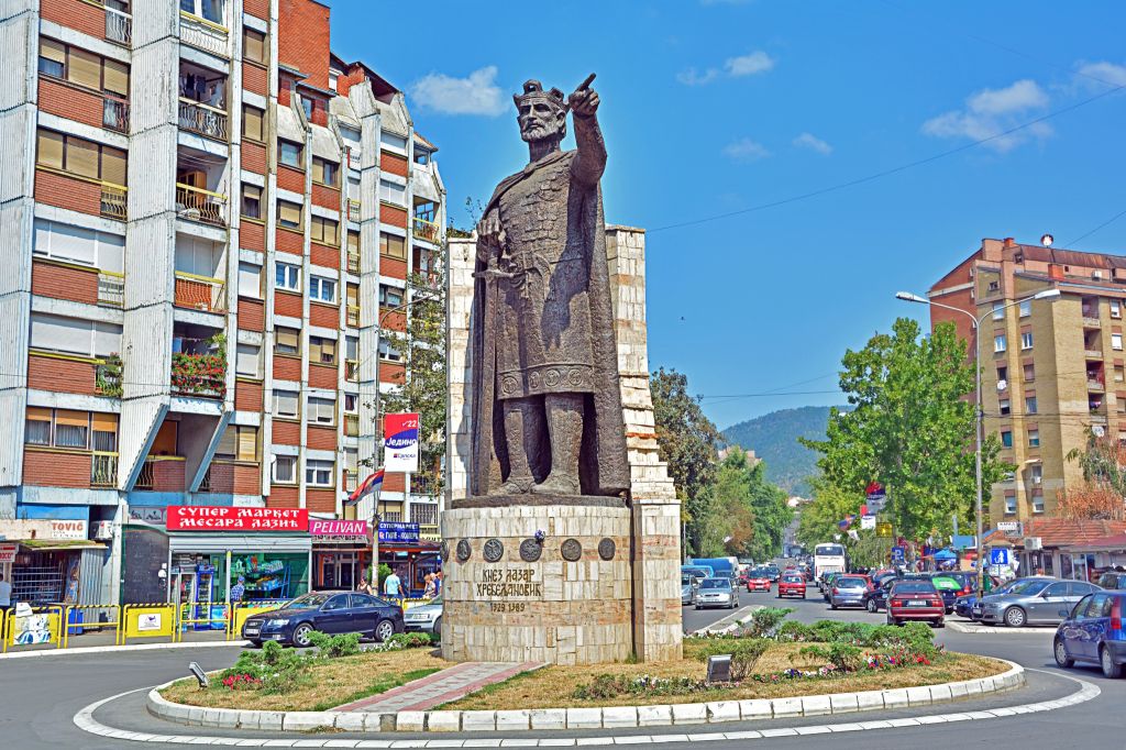 Spomenik Caru Lazaru i trg Šumadija Severna Mitrovica