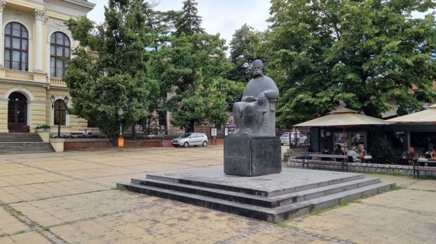 spomenik Vuku Stefanoviću Karadžiću Kragujevac