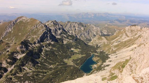 Veliko Škrčko jezero i vrh Bobotov kuk Durmitor